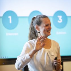 Linda van den Berg, approbierte Psychologische Psychotherapeutin, von BGM neo leitet die Ausbildung "Erste Hilfe für mentale Gesundheit".